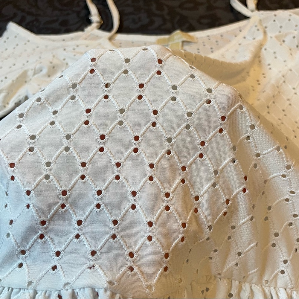 MICHAEL KORS Eyelet elegant Blouse.
Size XL - Picture 6 of 13